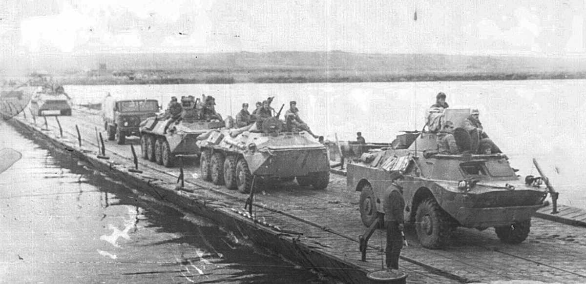 Переправа колонны советских пограничников на афганскую территорию