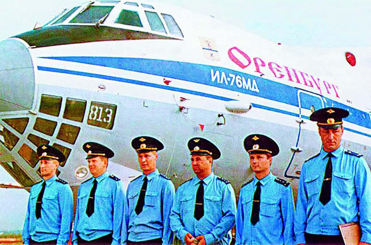 Первый экипаж - С. Кочетов, П. Стацюк, О. Медведев, В. Перепелицын, С. Люлин, А. Зеленко.