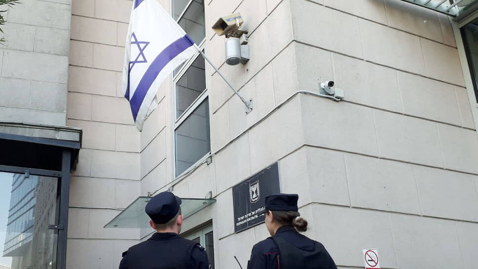 Наряды полиции, охраняющие консульство Израиля в Петербурге после очередной эскалации конфликта между Иерусалимом и Тегераном..📷Фото: Андрей Цедрик