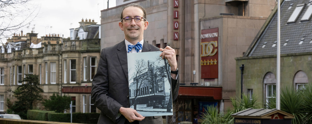 Брюс Питер со своей новой книгой  "Ар-деко Шотландии: дизайн и архитектура в эпоху джаза", изданной к 100-летию ар -деко.