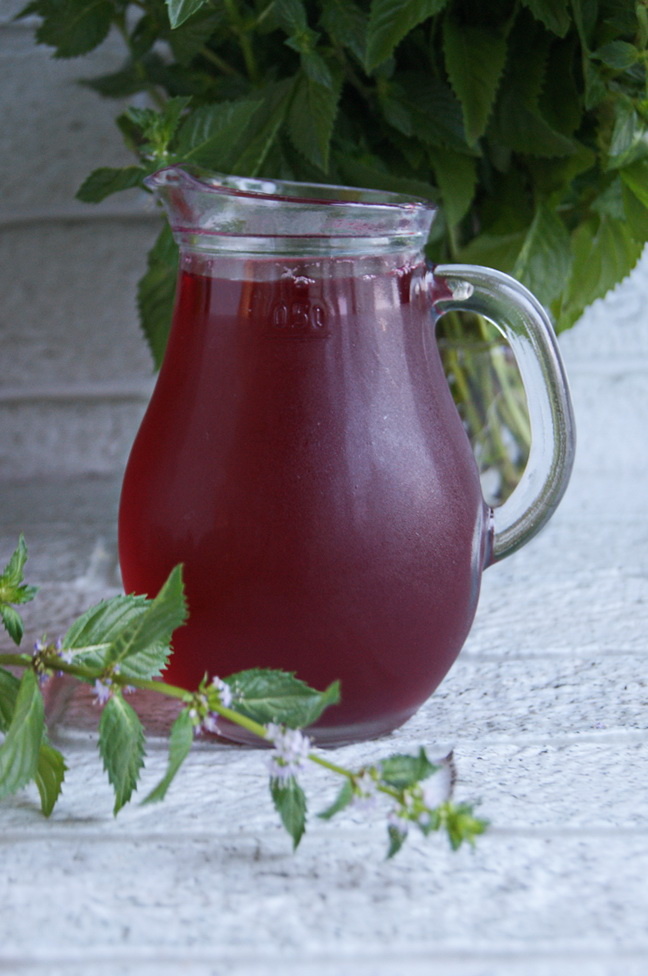 Фото автора. Компот из вишни с мятой.