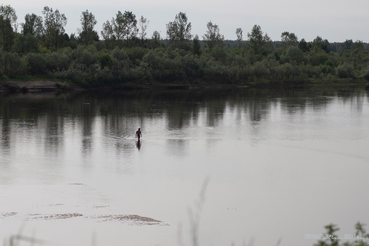 Мужик как бы намекает, что сплав будет интересным (мели)