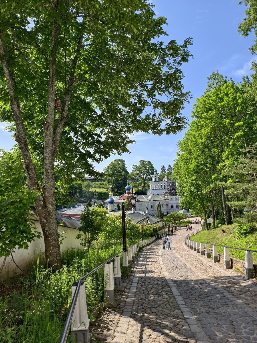 Путь к пещерам лежит через территорию монастыря. По-настоящему райское местечко!