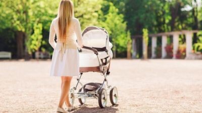 В среду, четвёртого июня, депутаты Законодательного Собрания Санкт-Петербурга одобрили в первом чтении законопроект, предусматривающий единовременную денежную выплату в размере ста тысяч рублей беременным студенткам.

Пресс-служба Законодательного Собрания распространила соответствующее сообщение. Для получения этой финансовой поддержки будущим матерям необходимо выполнить ряд условий: пройти регистрацию в медицинской организации, регулярно посещать очные занятия в высшем учебном заведении и иметь официальную регистрацию по месту жительства в Санкт-Петербурге. По данным, предоставленным Комитетом по здравоохранению Санкт-Петербурга, в настоящее время в городе обучаются на дневном отделении 266 беременных студенток.

Авторы законопроекта заявляют, что его принятие призвано способствовать улучшению демографической ситуации в стране, стимулировать рождение детей и обеспечить достойный уровень жизни для российских семей.