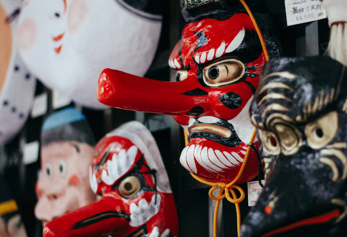 Маска Тэнгу олицетворяет баланс между добром и злом.