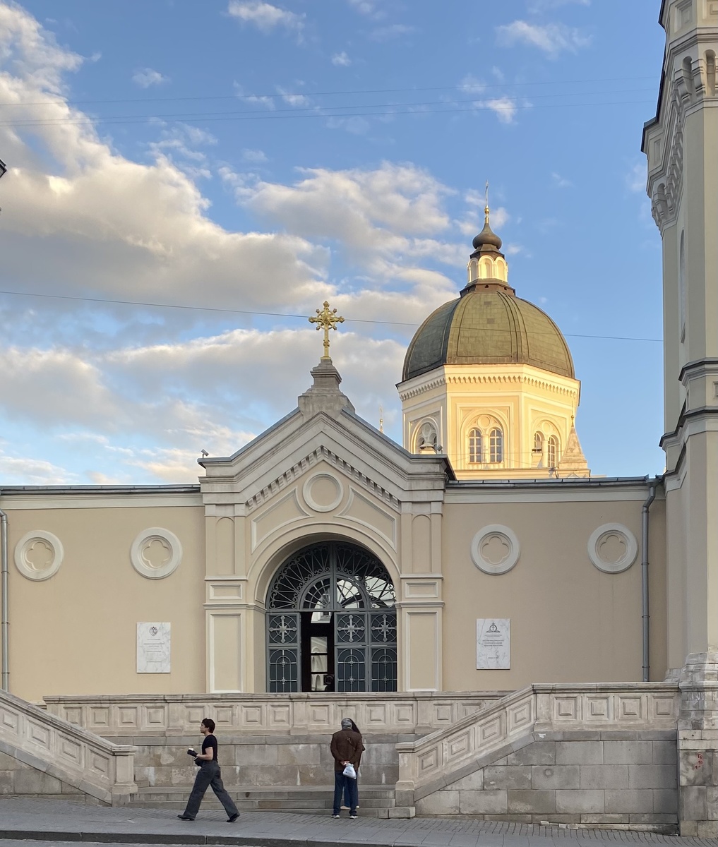Архитектура монастыря очень необычная для Москвы