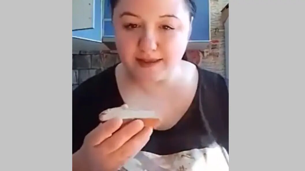    Тиктокерша Маришка Майонезик свои обеды проводила перед камерой. Фото: стоп-кадр видео из соцсетей Марины Кузьменко