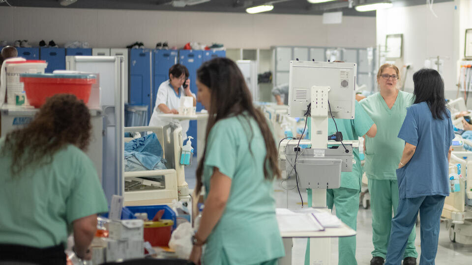 По меньшей мере 128 человек погибли в результате израильской атаки по Ирану, сообщает Etemad, ссылаясь на данные министерства здравоохранения республики.

"К полудню вчерашнего дня жертвами атак стали порядка 128 человек, число раненых составляет порядка 900 человек ", – указано в материале издания.

Там также отметили, что по большей части раненые и погибшие – мирные жители.