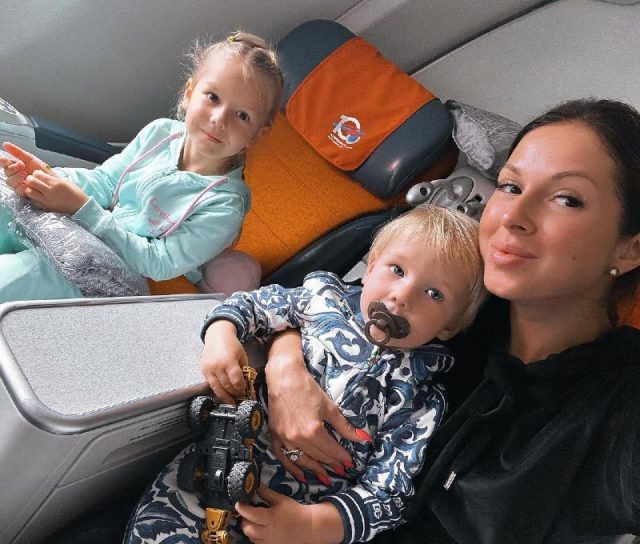    Нюша с детьми. Фото: социальные сети