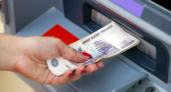 Согласно данным ЦБ, количество операций по обналичиванию средств с банковских карт опустилось до минимума за последние 14 лет — всего 394 млн транзакций.
Объем снятия наличных также установил антирекорд, составив 7,6 трлн руб., что является минимумом с первого квартала 2023 года.