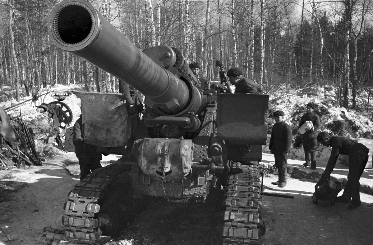 152-мм пушка Бр-2 на гусеничном лафете собственной персоной. Фотография в свободном доступе.
