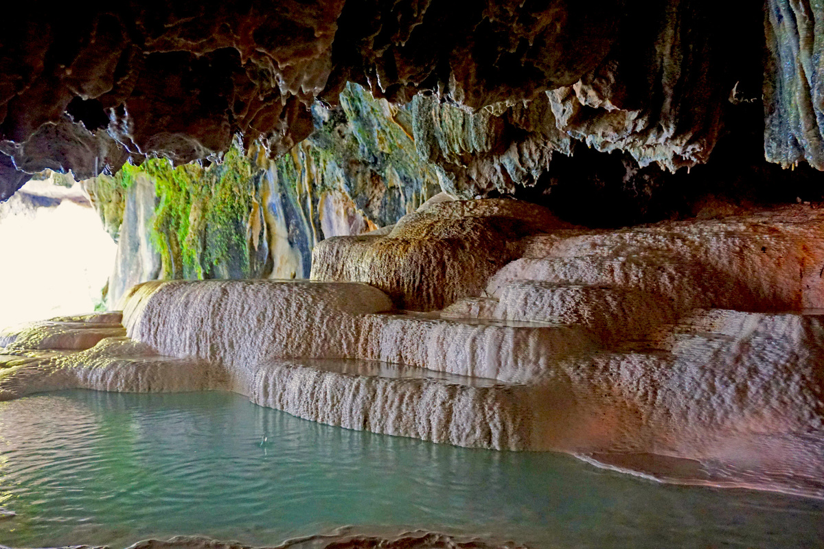 Гроты в близи "Чертового моста"