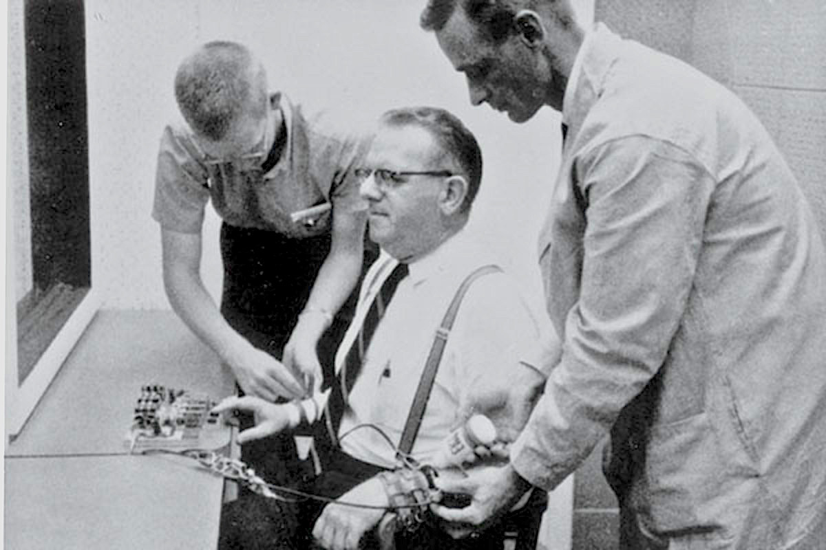 Фото вышеописанного эксперимента Милгрэма