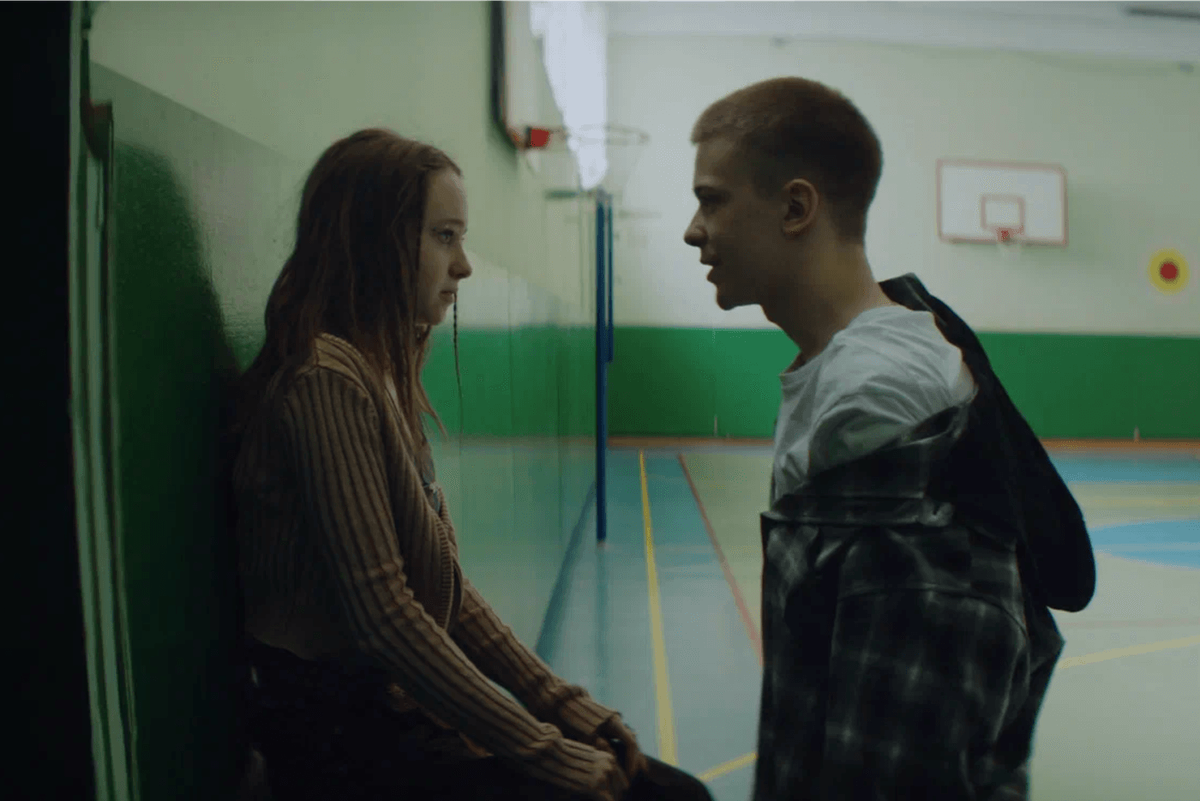 Настя (Таисья Калинина) перепробовала все способы, чтобы привлечь внимание Марка (Денис Косиков) @кадр из сериала