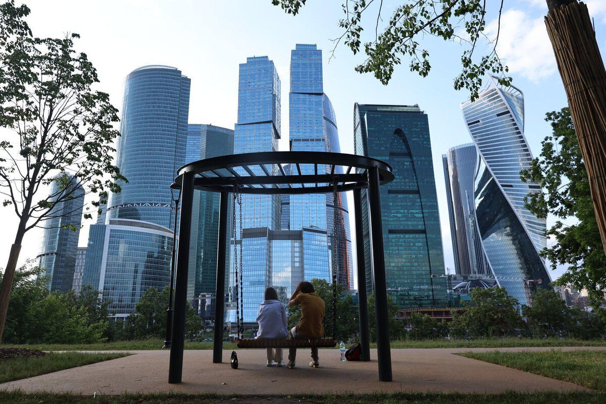 Качели у Москвы-Сити. @Елена Купцова