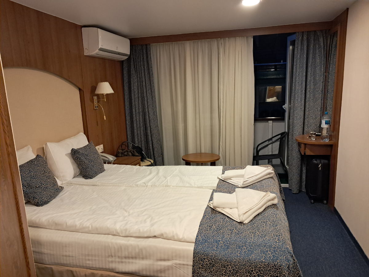 Наша двухместная каюта Делюкс с балконом, гостиным уголком, современным телевизором и обновленным удобным санузлом. С устойчивым интернетом на всем протяжении маршрута. Цена на пятидневный рейс 41,5 тыс. руб. + 6,5 тыс. руб. за все экскурсии на человека