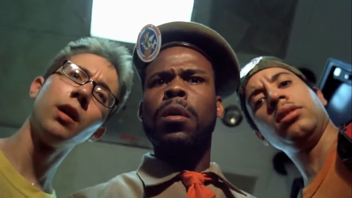 кадры из фильма "Атака куриных зомби"