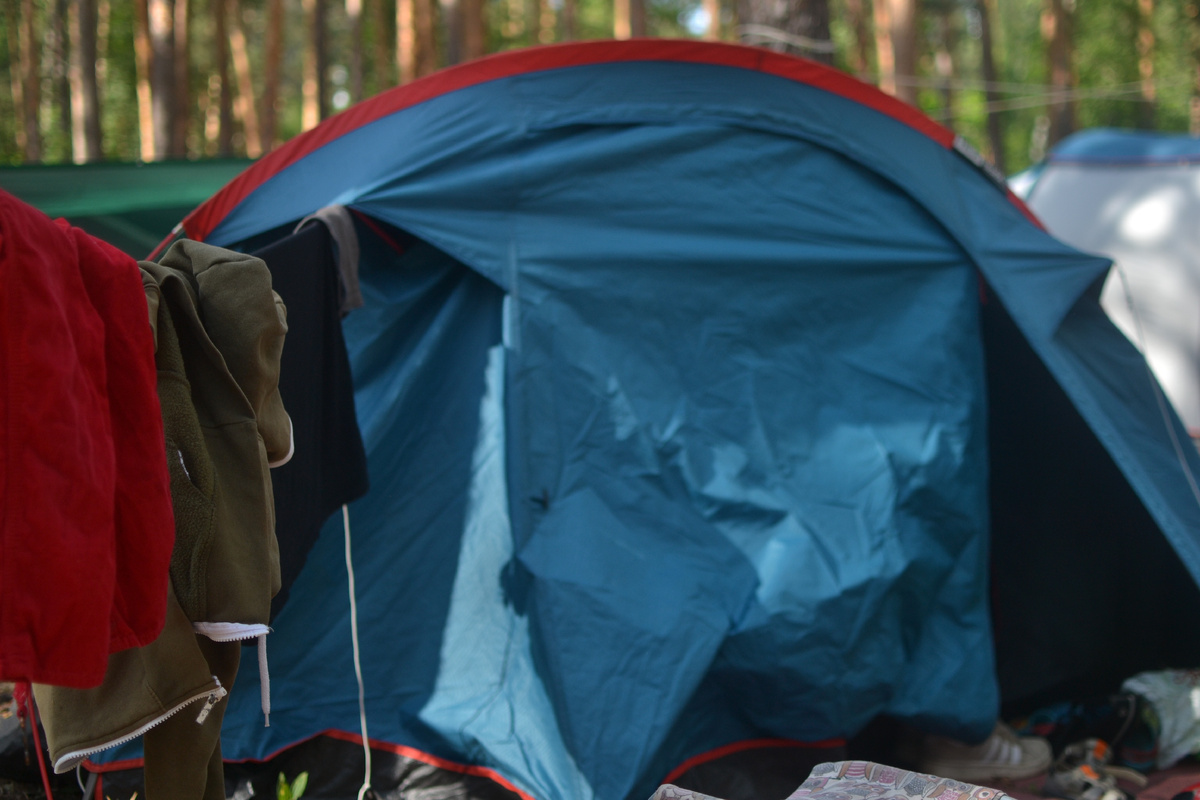 Лес, палатка и непременно сохнущая после дождя одежда