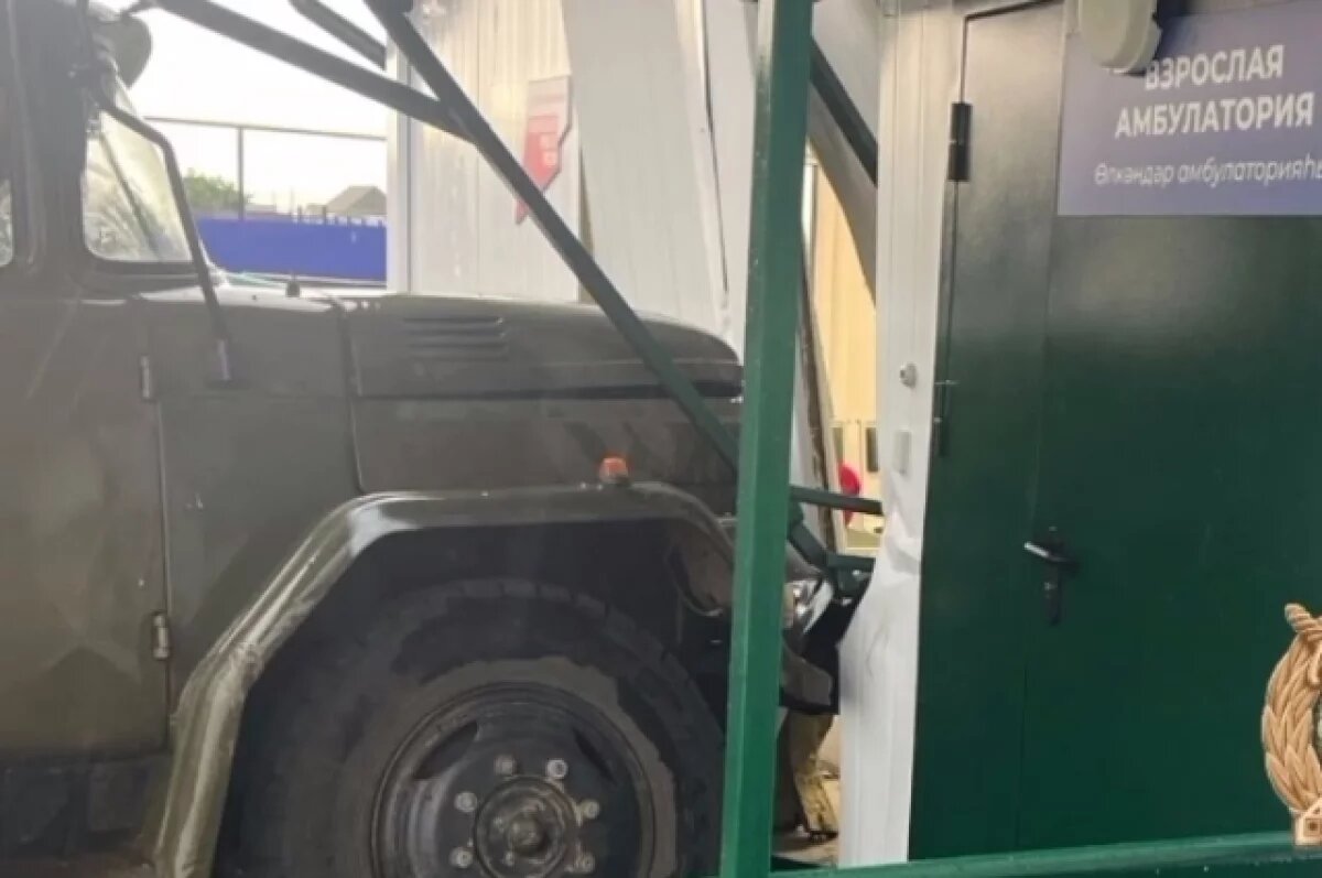    Появились кадры с водителем, протаранившим на ЗИЛе амбулаторию в Башкирии