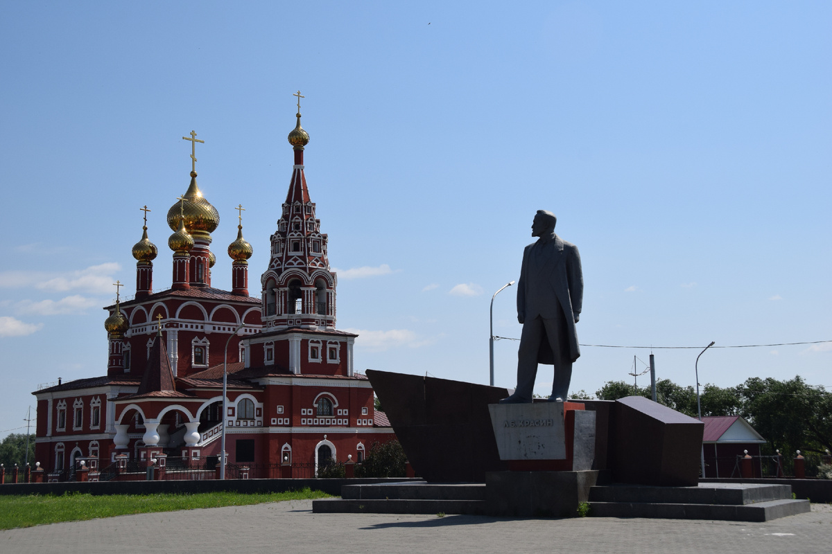 Богоявленский кафедральный собор и памятник уроженцу Кургана Леониду Борисовичу Красину. Фото автора канала "Приключения Тома Сойера". 