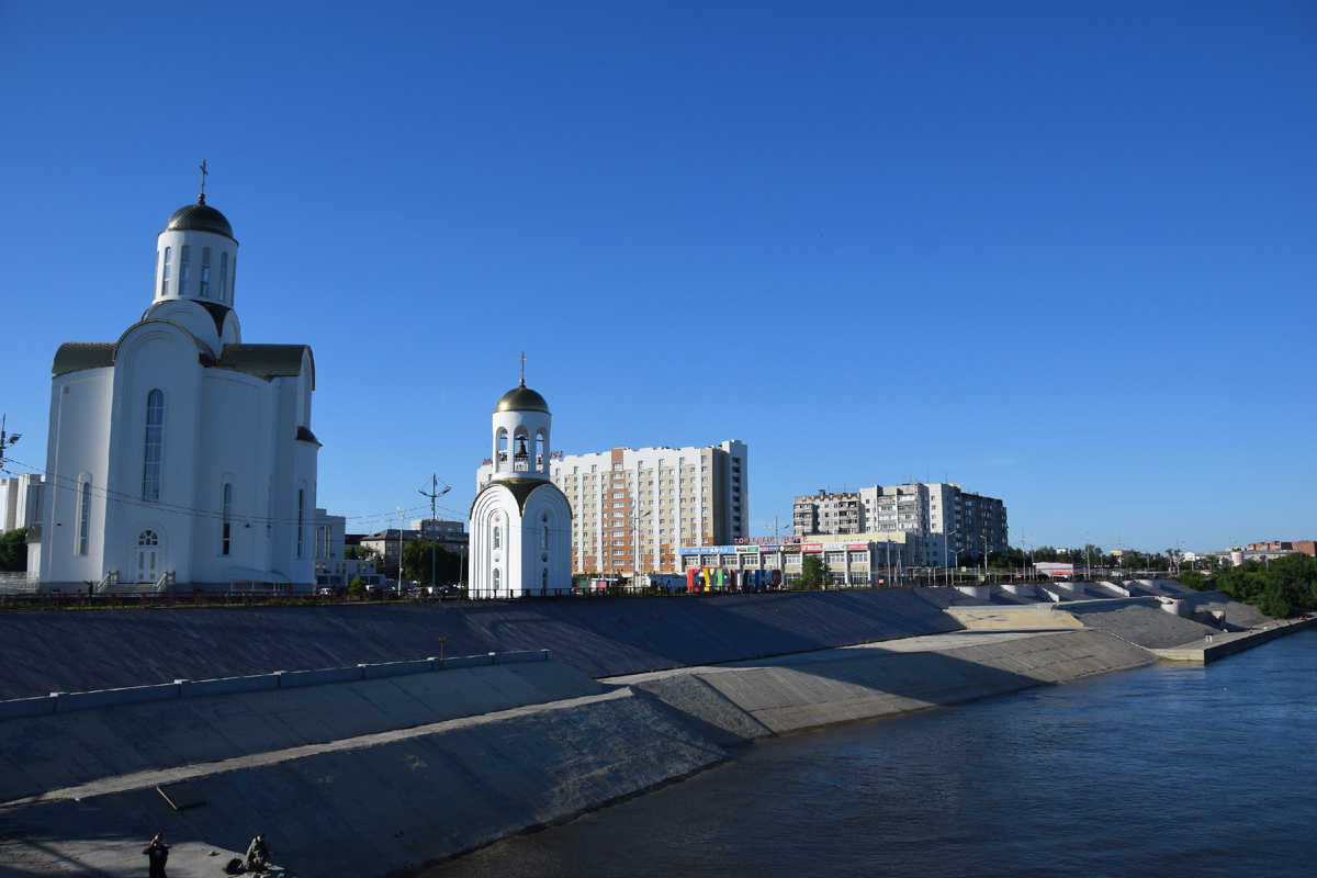 Набережная реки Тобол: Свято-Троицкий собор и колокольня Свято-Троицкого собора. Фото автора канала "Приключения Тома Сойера".