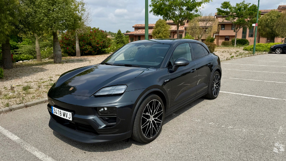 Первым был темно-серый вариант