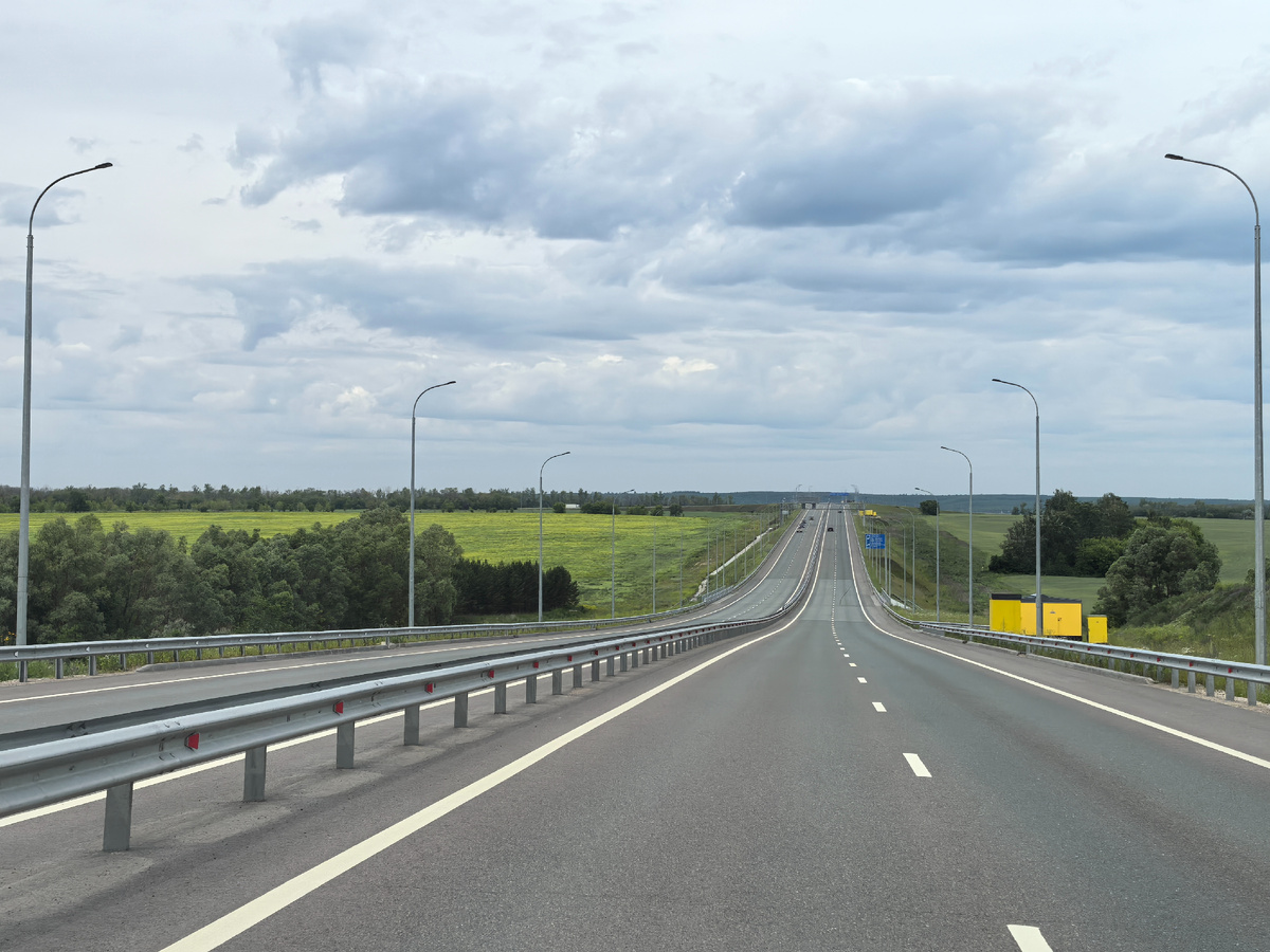 Платная дорога ровная и пустая.