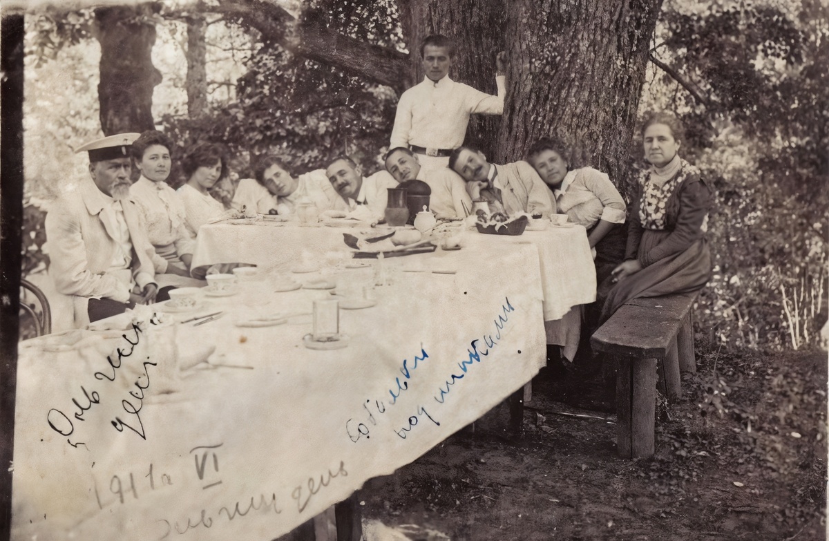 Семья Субботиных за чаем. Нина – третья слева. Фото: домашний архив И. Куклиной-Митиной