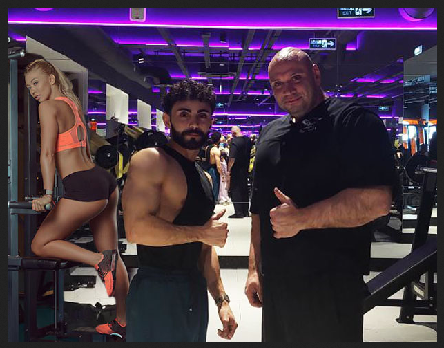 Эмиль (слева) - официант. Приехал из Азербайджана и записался в зал. На фото он "раздутый" во время тренировки. Ну а справа - жирный я)