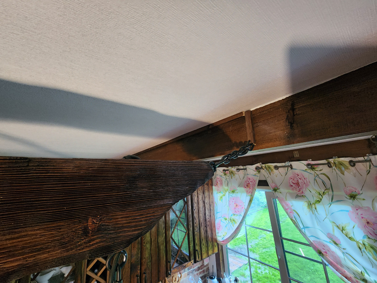 Эта точка освещения не была запланирована, поэтому провода пришлось прятать вдоль балки справа, за декоративным деревянным уголком