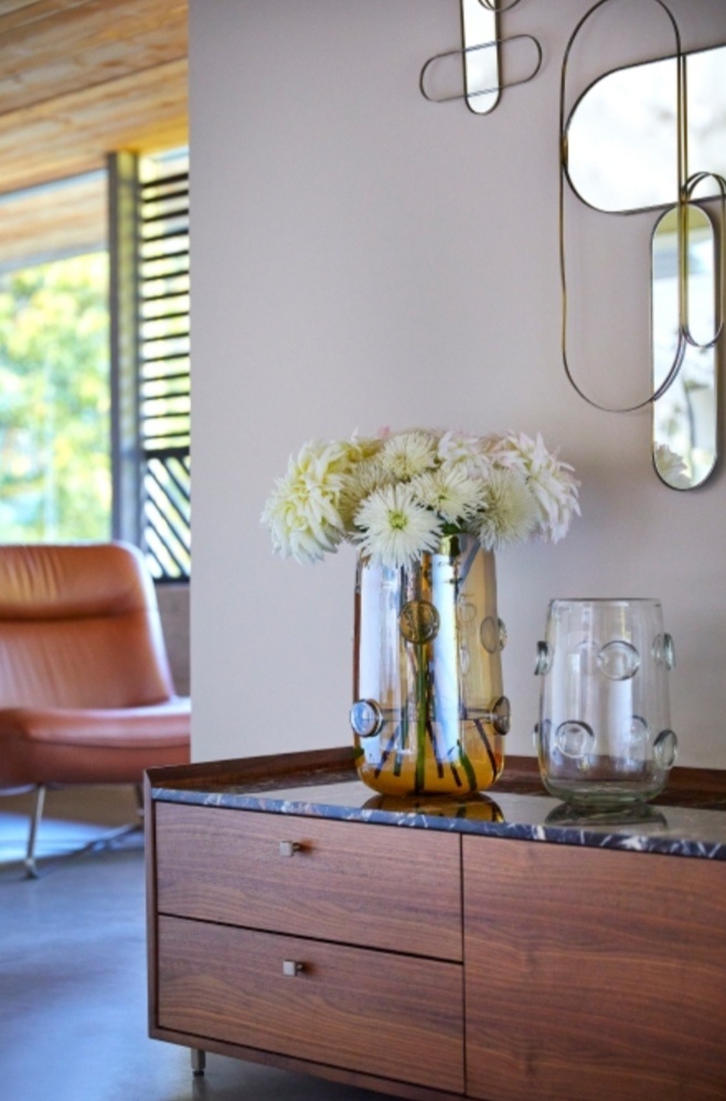 Летние цветы, даже сорняк осот - всё гармонично! 