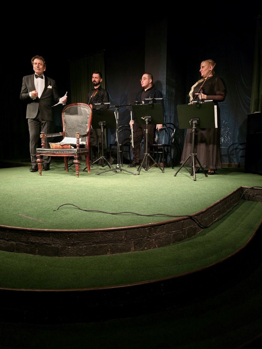 К сожалению, девушку-пианистку не видно с моим обзором