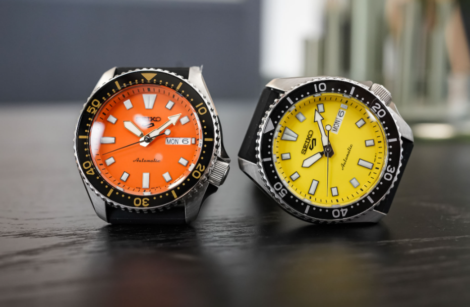 Краткие факты - 42,5 мм x 13,9 мм - корпус из нержавеющей стали, матовый и полированный - однонаправленный вращающийся безель со стеклянной вставкой - стекло Hardlex, прозрачная задняя крышка - водонепроницаемость 100 м - желтый или оранжевый циферблат - светящиеся маркеры и стрелки - индикатор дня недели - Калибр 4R36, автоматический - 21 600 об/мин - запас хода 41 ч - черный силиконовый ремешок с застежкой - SRPL87 (желтый циферблат) - SRPL89 (оранжевый циферблат) - в продаже с июня 2025 года - 400 евро