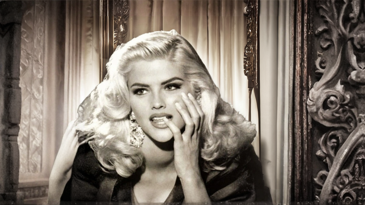 портрет анны николь смит с пышными волосами и ярким макияжем в черно-белом стиле