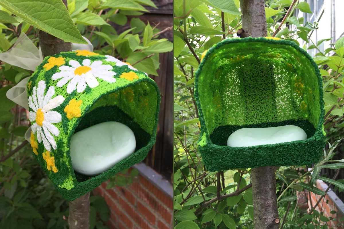 Чтобы крыша не протекала, при заполнении поверхности пластиком я старалась не оставлять отверстий. А в дне наоборот, немного оставляла, я стока. 