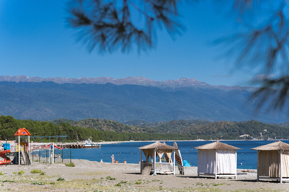 Пляж в Пицунде