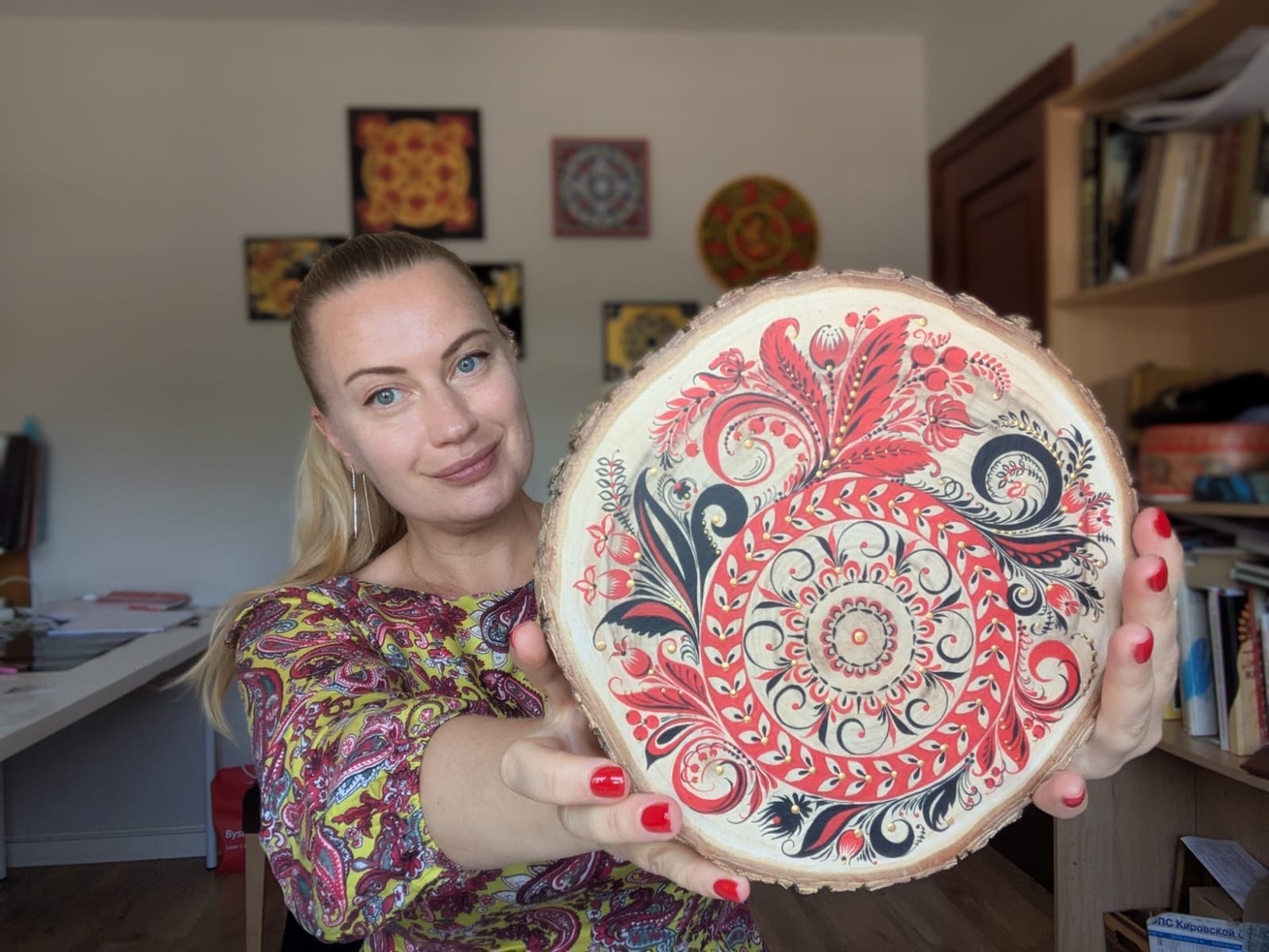 Ирина Де Висенте со своей работой на спиле в стиле травного хохломского письма. 