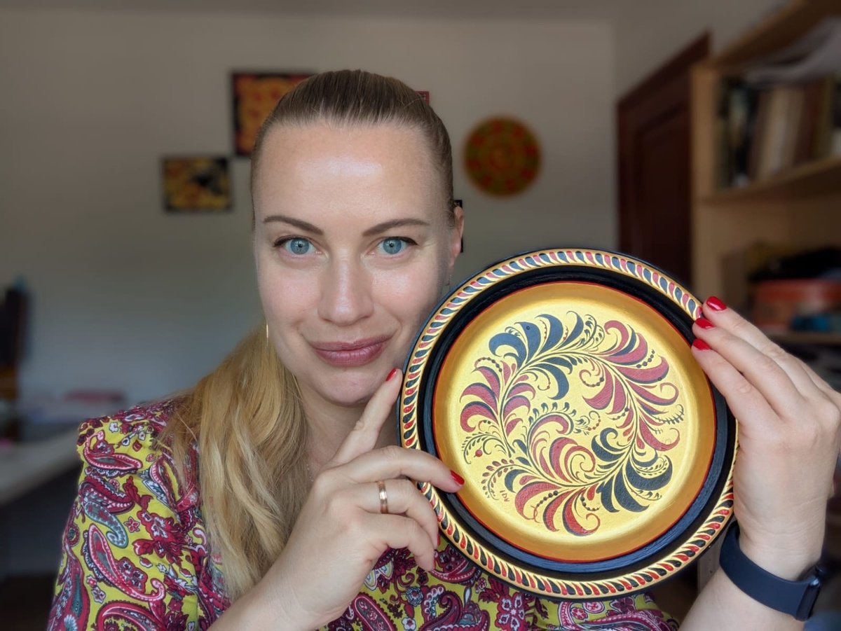 Ирина Де Висенте со своим травным хохломским узором на тарелке. 