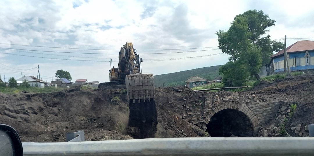 Необычная находка: во время дорожных рабочие откопали старинный мост