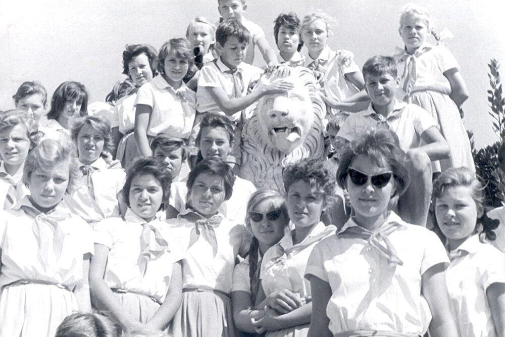    Валентина Толкунова в «Артеке», 1962 год, нижний ряд, третья справа. Фото: Фото из семейного архива