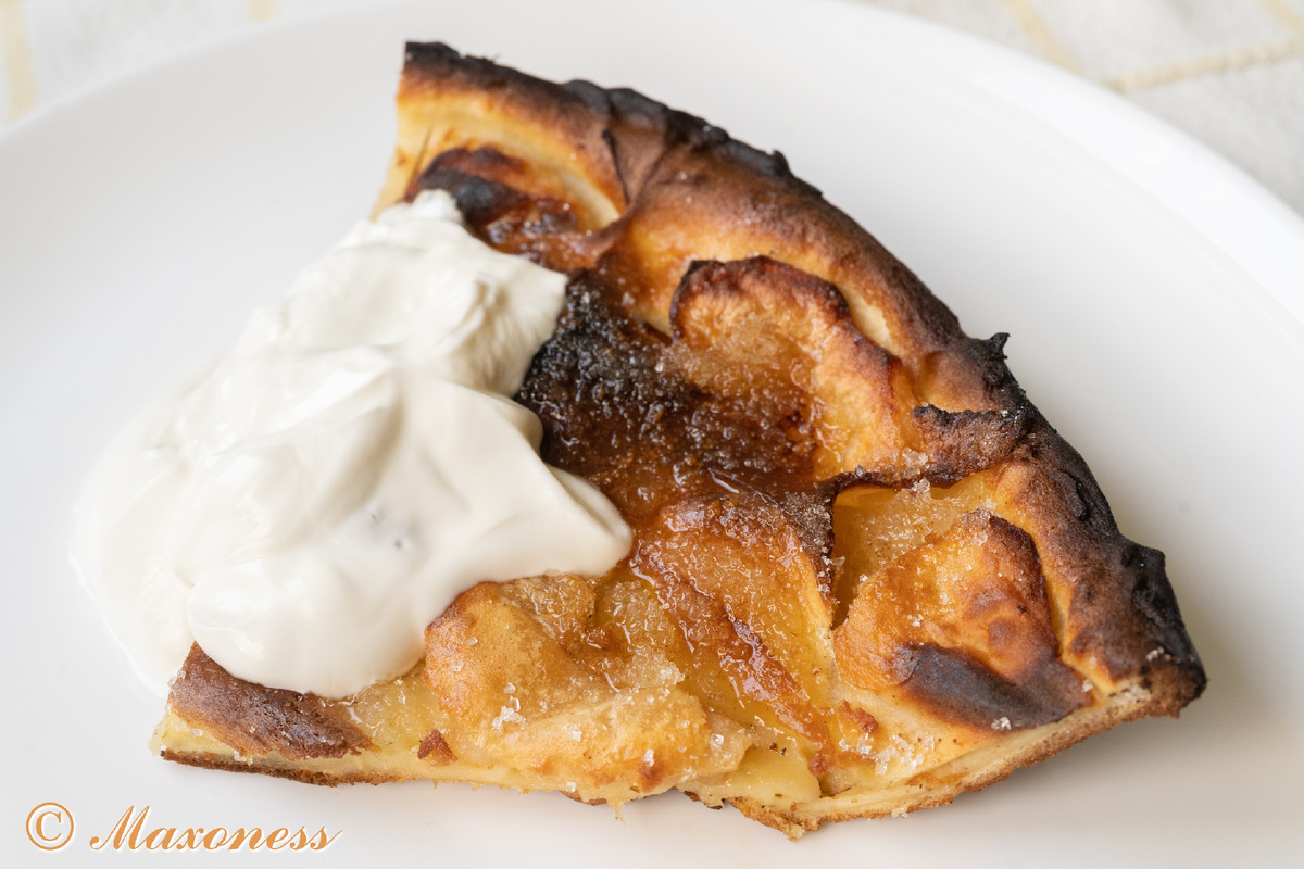 Яблочно-кардамоновый блин «Голландская крошка» (Dutch baby) с коричневым маслом. Американская кухня