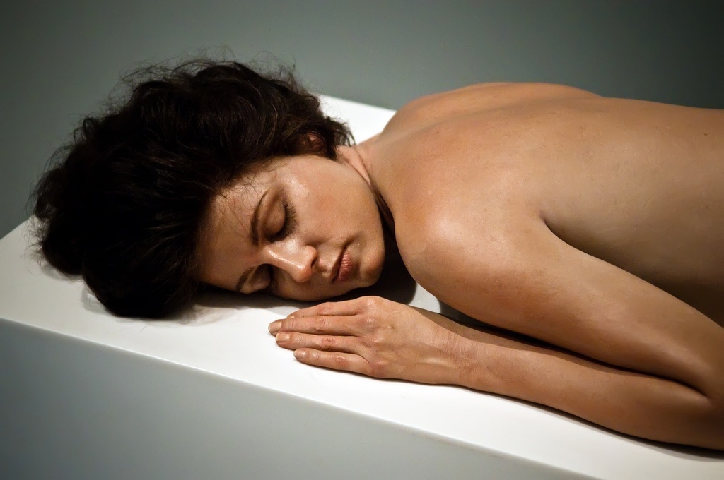 ФРАГМЕНТ СКУЛЬПТУРЫ РАБОТЫ ДЖОНА ДЕ АНДРЕА /John DeAndrea / 1941 / США  / Одной из самых популярных работ в художественном музее Денвера является скульптура спящей обнаженной женщины, созданная скульптором Джоном Деандреа. Моделью для скульптуры послужила Линда Келлер, которая преподает и пишет стихи в Денвере. / Целиком скульптуру можно увидеть по ССЫЛКЕ в концу этого обзора!