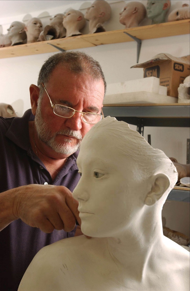 ФОТО ; СКУЛЬПТОР ДЖОН ДЕ АНДРЕА /John DeAndrea ЗА РАБОТОЙ 