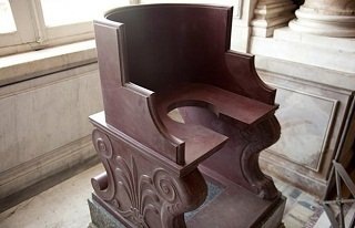 🪑 На фото не деревенский туалет. Хотя очень похоже.