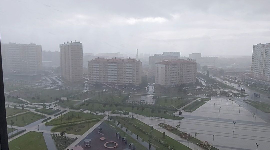 Наблюдаем ливень из окна 11 этажа.