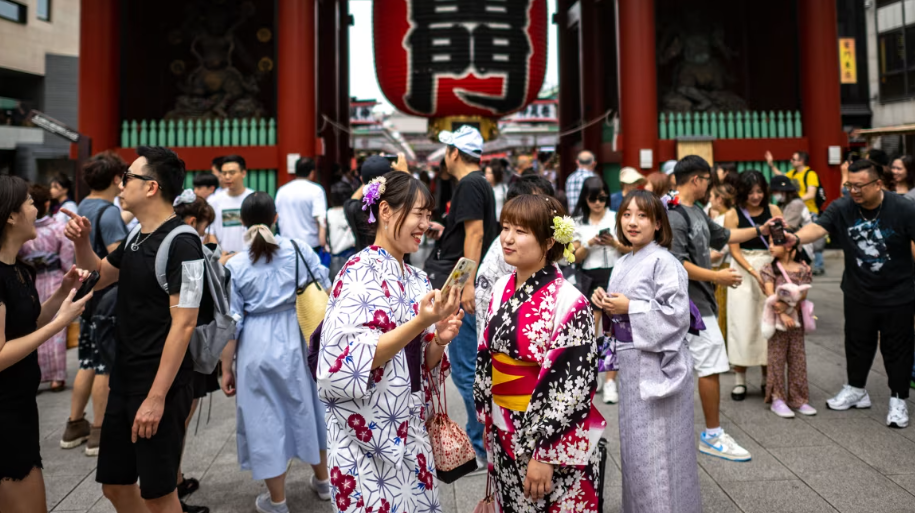 Тут три японки, остальыне все-  ТУРИСТЫ
