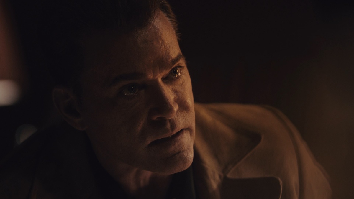 Бенисио дель Торо был утверждён на роль, которая в итоге досталась Рэю Лиотте. Крис Эванс же заменил Майкла Уинкотта и Джеймса Франко, которому оставили эпизодическую роль. 