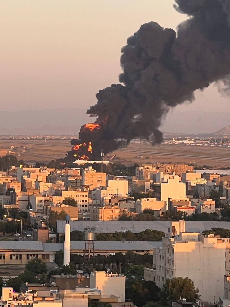 Пожар в аэропорту Мешхеда, второго по величине города Ирана. Пожар устроила диверсионная группа.