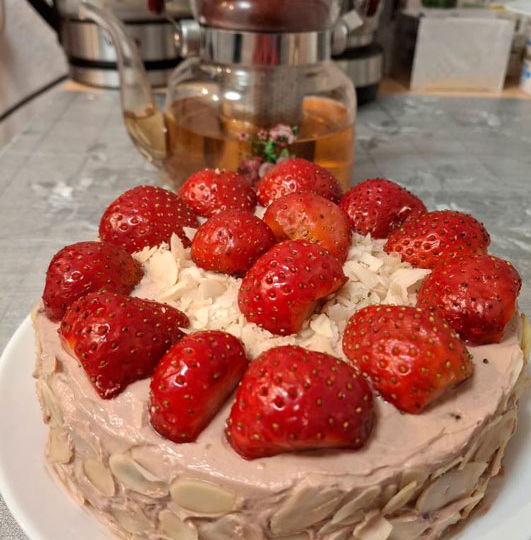 Торт с творожным кремом и ягодами