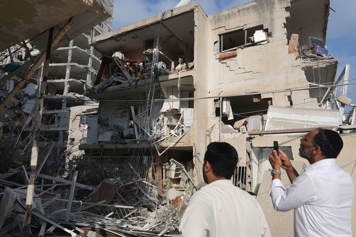 Последствия ракетного удара Ирана по окрестностям Тель-Авива, 15 июня 2025 года   